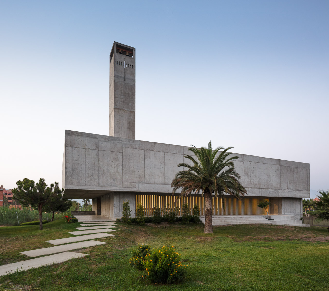 La Iglesia de Santa Josefina Bakhita en Playa Granada: Un Faro de Esperanza, Arte y Música en la Costa Tropical